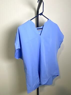L-995 Fabletics Light Blue V-Neck Scrub Top Medical with Pockets Size L